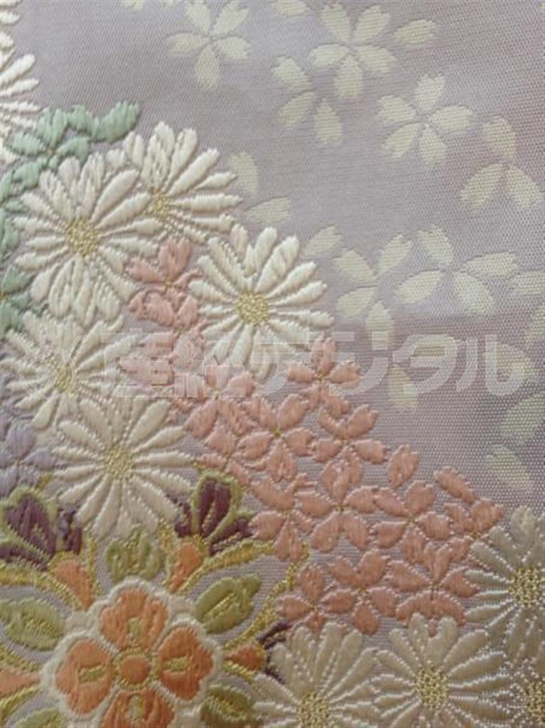池田重子先生の着物の刺繍をクローズアップ（提供写真）