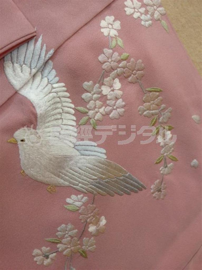 池田重子先生の着物の刺繍をクローズアップ（提供写真）