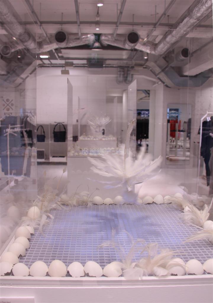 くるくると回転する羽根のブーケは小松宏誠（こうせい）さんの作品「Ｓｅｃｒｅｔ＿Ｇａｒｄｅｎ」。ガチョウの羽根にＬＥＤライトなどのテクノロジーを組み合わせている＝２０１４年３月２３日、東京都中央区の「ＥＬＴＴＯＢ＿ＴＥＰ＿ＩＳＳＥＹ＿ＭＩＹＡＫＥ／ＧＩＮＺＡ」