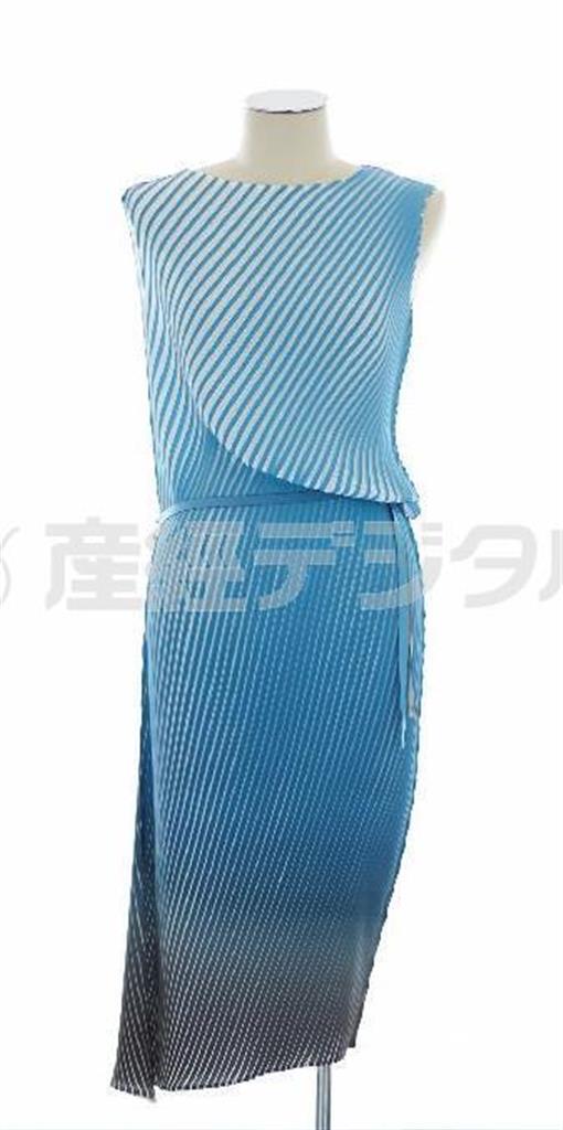 小松宏誠（こうせい）さんとのコラボレーションから生まれた「ＧＲＡＤＡＴＩＯＮ＿ＳＴＲＩＰＥＳ」（８万１０００円、右）のワンピース。伊勢丹新宿店と阪急うめだ本店でイベント期間中に販売される（提供写真）