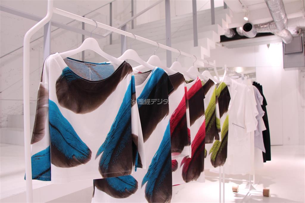 羽根のプリントが鮮やかなＴシャツ。フレンチスリーブ（２万４８４０円）と長袖（３万２４０円）がある＝２０１４年３月２３日、東京都中央区の「ＥＬＴＴＯＢ＿ＴＥＰ＿ＩＳＳＥＹ＿ＭＩＹＡＫＥ／ＧＩＮＺＡ」