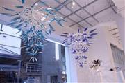 プリーツの羽根を使った小松宏誠（こうせい）さんのシャンデリア。薄いブルーはカワセミ、濃い紫はヤマショウビンの羽根の色を参照した色合い＝２０１４年３月２３日、東京都中央区の「ＥＬＬＴＯＢ＿ＴＥＰ＿ＩＳＳＥＹ＿ＭＩＹＡＫＥ／ＧＩＮＺＡ」