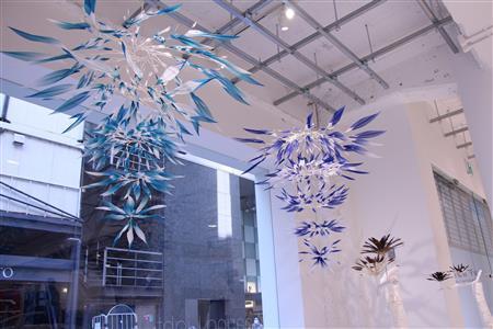 プリーツの羽根を使った小松宏誠（こうせい）さんのシャンデリア。薄いブルーはカワセミ、濃い紫はヤマショウビンの羽根の色を参照した色合い＝２０１４年３月２３日、東京都中央区の「ＥＬＬＴＯＢ＿ＴＥＰ＿ＩＳＳＥＹ＿ＭＩＹＡＫＥ／ＧＩＮＺＡ」