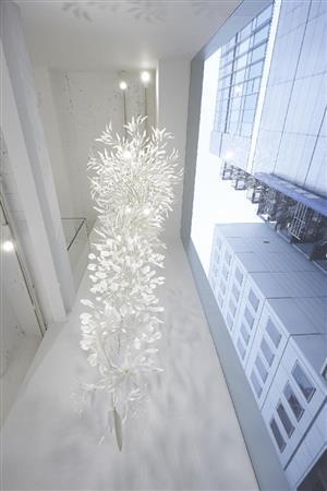 こちらはガチョウの羽根を使ったシャンデリア。大きな窓から光を受け、白壁に優しげな影を揺らめかせる（稲葉真さん撮影、提供写真）