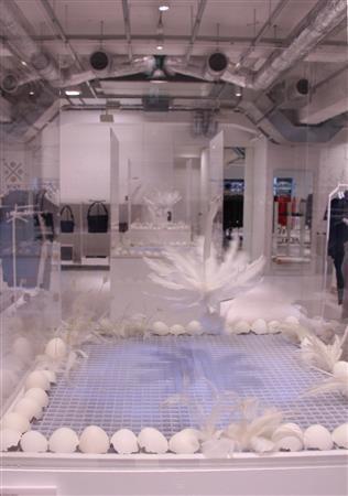 くるくると回転する羽根のブーケは小松宏誠（こうせい）さんの作品「Ｓｅｃｒｅｔ＿Ｇａｒｄｅｎ」。ガチョウの羽根にＬＥＤライトなどのテクノロジーを組み合わせている＝２０１４年３月２３日、東京都中央区の「ＥＬＴＴＯＢ＿ＴＥＰ＿ＩＳＳＥＹ＿ＭＩＹＡＫＥ／ＧＩＮＺＡ」