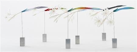 長さ約３２．５センチの１枚の布に、鳥の羽根のように張りをもたせることができるのは、イッセイ＿ミヤケが培ってきた技術のたまもの（稲葉真さん撮影、提供写真）