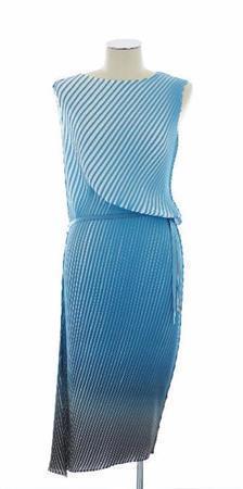 小松宏誠（こうせい）さんとのコラボレーションから生まれた「ＧＲＡＤＡＴＩＯＮ＿ＳＴＲＩＰＥＳ」（８万１０００円、右）のワンピース。伊勢丹新宿店と阪急うめだ本店でイベント期間中に販売される（提供写真）