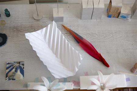 宮前義之さんは左の白い紙のような感じで紙を折り、小松宏誠（こうせい）さんに見せたという（稲葉真さん撮影、提供写真）