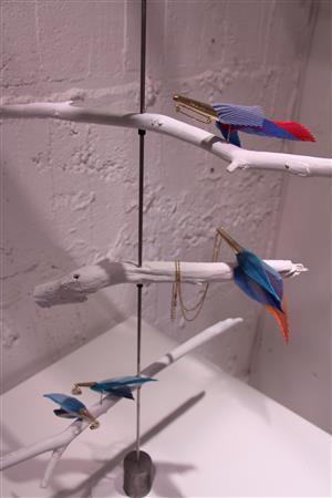 プリーツ生地の羽根をもつ鳥の形のアクセサリー。上からブローチ（１万２９６０円）、ネックレス、イヤリング（各１万５１２０円）＝２０１４年３月２３日、東京都中央区の「ＥＬＴＴＯＢ＿ＴＥＰ＿ＩＳＳＥＹ＿ＭＩＹＡＫＥ／ＧＩＮＺＡ」