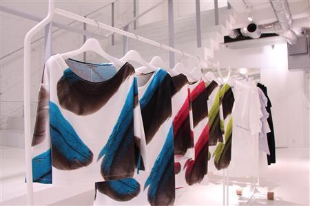 羽根のプリントが鮮やかなＴシャツ。フレンチスリーブ（２万４８４０円）と長袖（３万２４０円）がある＝２０１４年３月２３日、東京都中央区の「ＥＬＴＴＯＢ＿ＴＥＰ＿ＩＳＳＥＹ＿ＭＩＹＡＫＥ／ＧＩＮＺＡ」