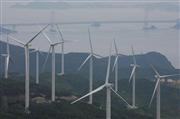 山の斜面に並ぶ風力発電の風車＝兵庫県南あわじ市（吉沢良太撮影）
