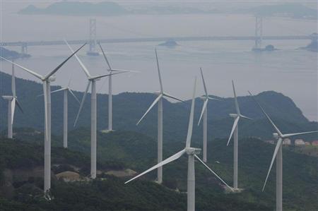 山の斜面に並ぶ風力発電の風車＝兵庫県南あわじ市（吉沢良太撮影）