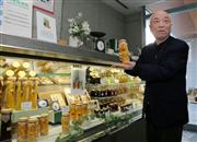 添加物に頼らないジャムやコンポートの魅力を語る石川徹顧問＝神戸市灘区の店舗