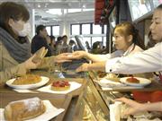 横浜駅西口ルミネにオープンした飲食ゾーン「ルミマーレ」。フランス発のベーカリーカフェ「ブリオッシュドーレ」が多くの客を集めた＝２日、横浜市西区（山沢義徳撮影）