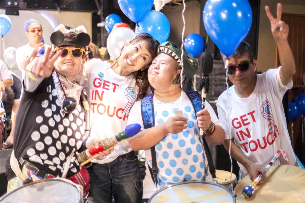 ２０１４年４月２日の「世界自閉症啓発デー」を多くの人に知ってもらうため活動する「Ｇｅｔｉｎｔｏｕｃｈ」の東ちづる理事長（左から２人目）＝２０１３年１０月６日（山下元気さん撮影、提供写真）