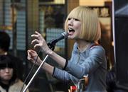 ミニライブで歌う黒木渚。昨年（２０１３年）暮れにバンドを解散し、ソロで音楽活動を続けることを決めた＝２０１４年３月２日、東京都中央区銀座（栗橋隆悦撮影）