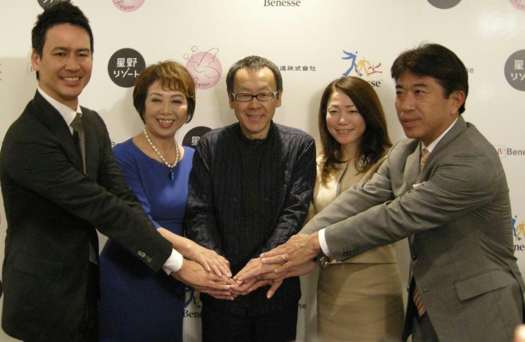 休日分散化を推進する星野リゾートの星野佳路代表（中央）ら５社の代表＝３日、東京都中央区