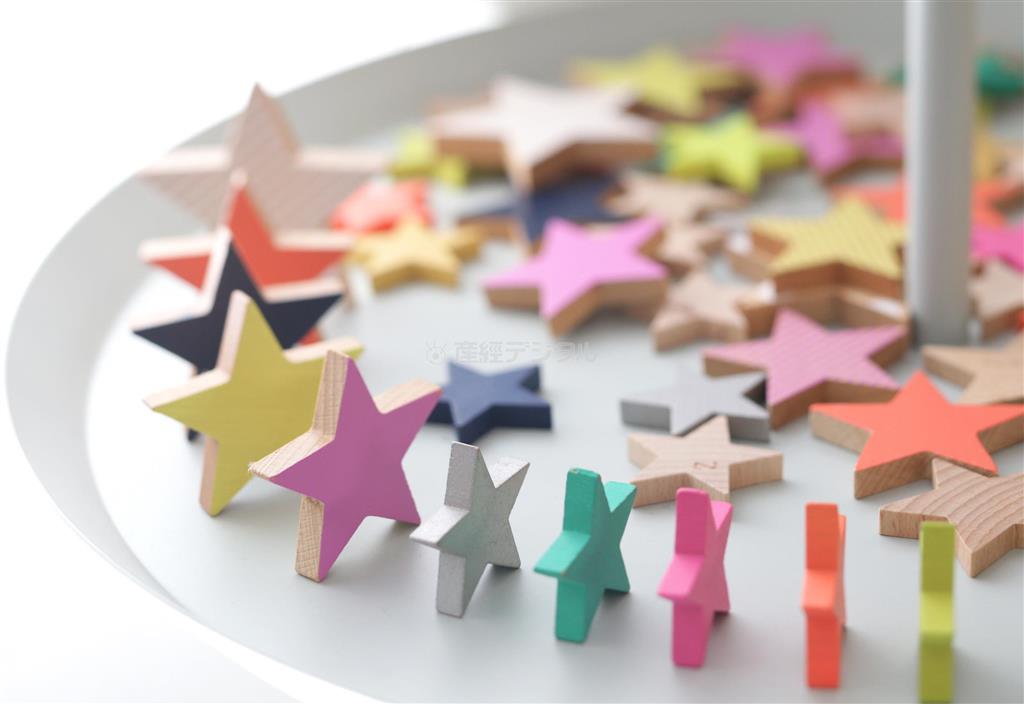 大人気のｋｉｋｏ＋のドミノ“ｔａｎａｂａｔａ”（４９００円＋税）。ドミノを倒すと１本の流れ星に