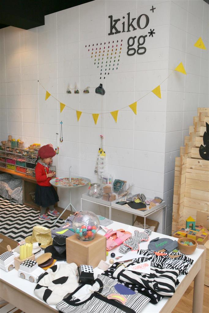 白を基調とした店内には、木のおもちゃがいっぱい。楽しくて「帰りたくない～」と駄々をこねる子供続出