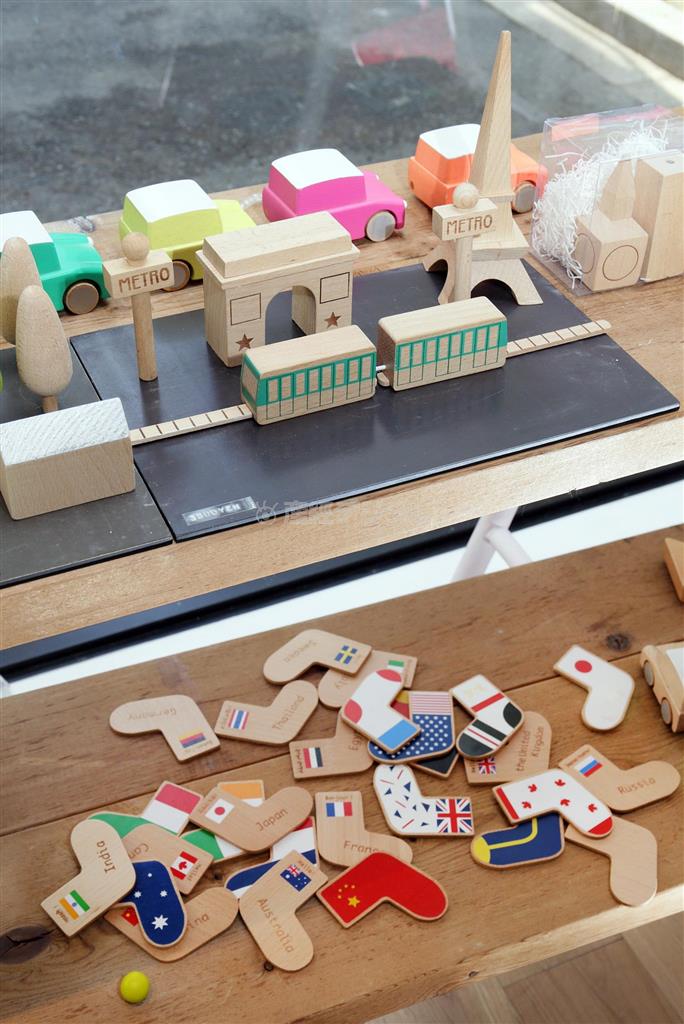 電車や建物を自由に置いて街を作っていくｋｉｋｏ＋の“街”シリーズ（上段）。下段は、ｇｇ＊のメモリーゲーム