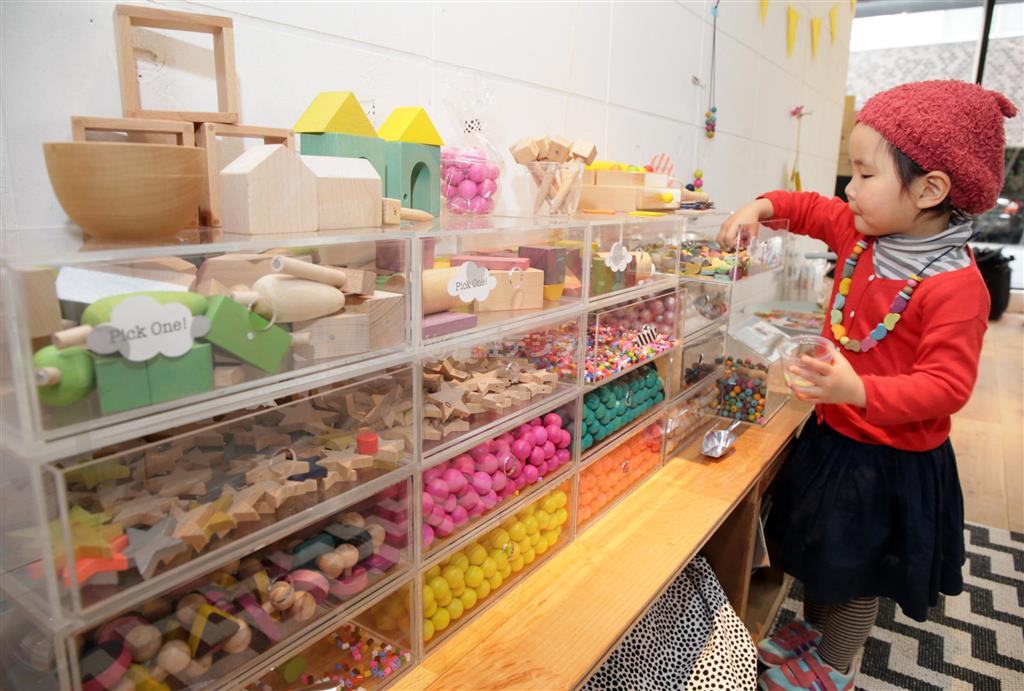 ケースにおもちゃを入れていく“ピック＆ミックス”。数や色の勉強にもなる＝２０１４年３月１９日、大阪市西区（山田哲司撮影）