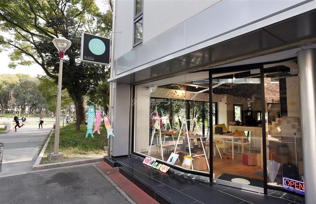 靱（うつぼ）公園に面したＫｕｋｋｉａ。「今後は空間プロデュースも手がけたい」というｋａｚ＊さんのセンスが光る店舗＝２０１４年３月１９日、大阪市西区（山田哲司撮影）