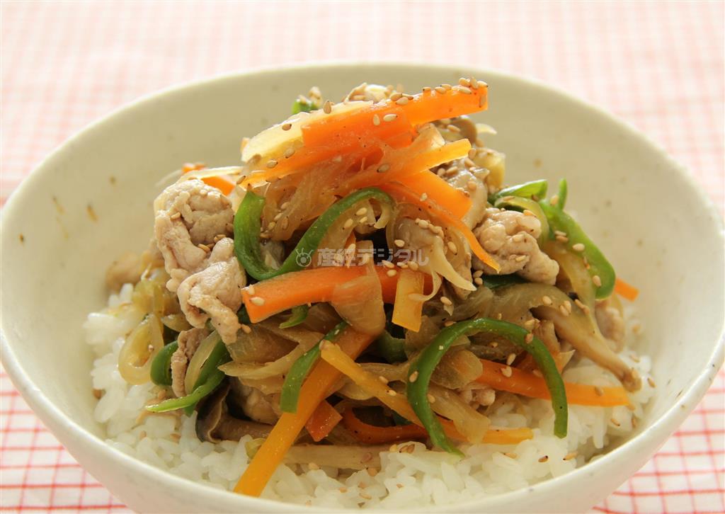 野菜たっぷり豚丼。※５８３ｋｃａｌ、塩分１．９グラム（１人分）