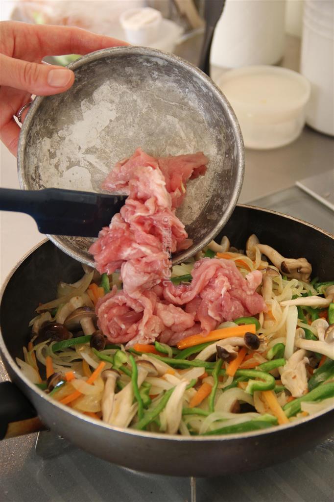 野菜たっぷり豚丼（作り方１）＿＿サラダ油を熱し、野菜を炒める。しんなりしてきたら肉をほぐしながら加えて炒める。肉の色が変わったら、［Ａ：調理した自家製めんつゆ］を加えてさっと煮る（田中幸美撮影）