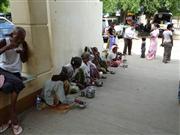 シュエテインドーの仏殿の前にたむろし、物乞いをする人々＝ミャンマー・チャウセー郡（筆者撮影）