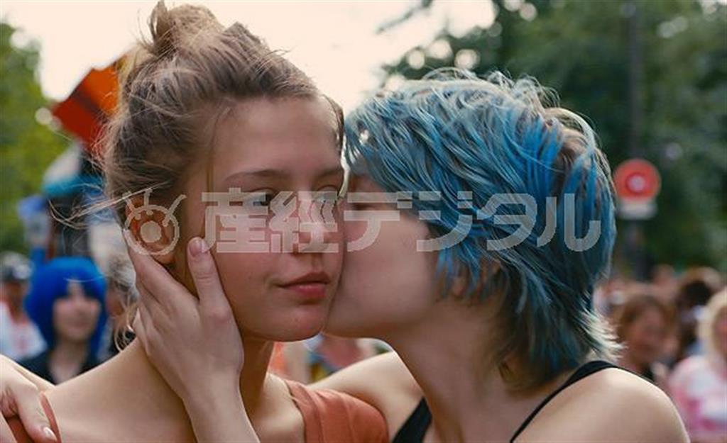 映画「アデル、ブルーは熱い色」（アブデラティフ・ケシシュ監督）。４月５日公開（セテラ・インターナショナル提供）。（Ｃ）２０１３－ＷＩＬＤ＿ＢＵＮＣＨ－ＱＵＡＴ’Ｓ＿ＳＯＵＳ＿ＦＩＬＭＳ－ＦＲＡＮＣＥ＿２＿ＣＩＮＥＭＡ－ＳＣＯＰＥ＿ＰＩＣＴＵＲＥＳ－ＲＴＢＦ（Ｔｅｌｅｖｉｓｉｏｎ＿ｂｅｌｇｅ）－ＶＥＲＴＩＧＯ＿ＦＩＬＭＳ