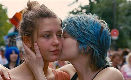 映画「アデル、ブルーは熱い色」（アブデラティフ・ケシシュ監督）。４月５日公開（セテラ・インターナショナル提供）。（Ｃ）２０１３－ＷＩＬＤ＿ＢＵＮＣＨ－ＱＵＡＴ’Ｓ＿ＳＯＵＳ＿ＦＩＬＭＳ－ＦＲＡＮＣＥ＿２＿ＣＩＮＥＭＡ－ＳＣＯＰＥ＿ＰＩＣＴＵＲＥＳ－ＲＴＢＦ（Ｔｅｌｅｖｉｓｉｏｎ＿ｂｅｌｇｅ）－ＶＥＲＴＩＧＯ＿ＦＩＬＭＳ