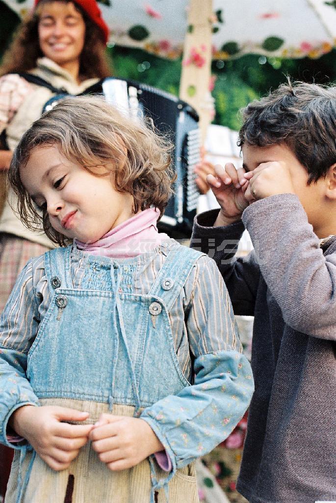 写真３枚目にとても自然体な子供らしい瞬間を捉えることができました＝フランス・首都パリのモンマルトルの丘（須藤夕子さん撮影）