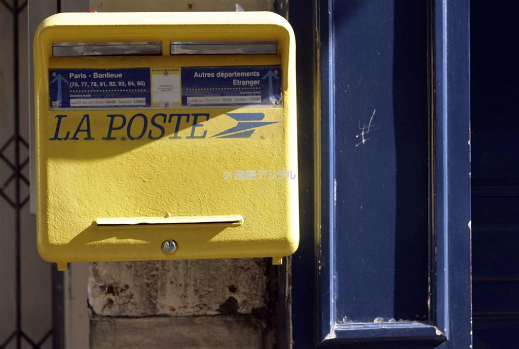 首都パリの黄色い郵便ポストです。早朝のまぶしい強い光が斜めから入り、ポストの黄色は光が当たっている部分にビビッドな色が出ており、背景のブルーと対象色なので、とても際立ってみえました＝フランス（須藤夕子さん撮影）