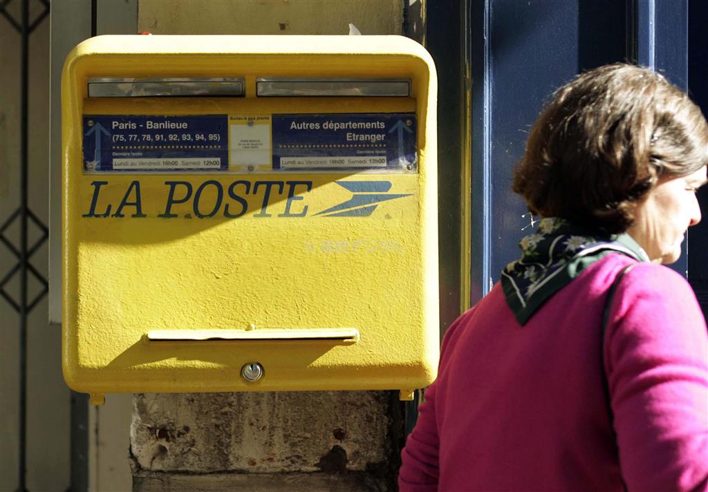 去っていく女性も洋服の鮮やかなピンク、さりげないスカーフがオシャレで、手紙を出すスローライフが表れていて、首都パリらしい生活が見える一枚になったと思います＝フランス（須藤夕子さん撮影）