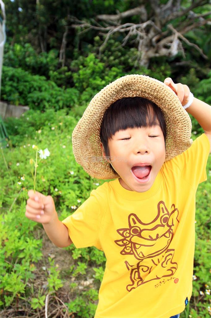 撮影が始まると、面白いポーズをしてダンスをしたり、変な顔をして私を笑わせてきました。これは８枚撮影した中の３枚をチョイスしました＝沖縄県宮古島市（須藤夕子さん撮影）