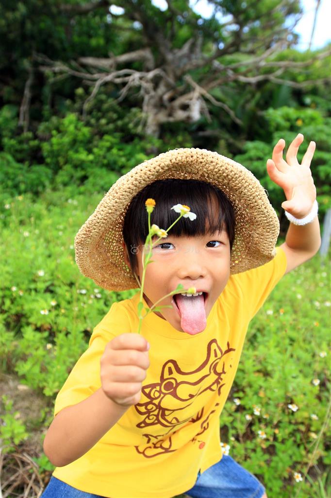 最後は「シーサーのポーズでカメラを見て」と声を掛けると、飛びっきりのシーサーポーズと笑顔でカメラを見てくれました＝沖縄県宮古島市（須藤夕子さん撮影）