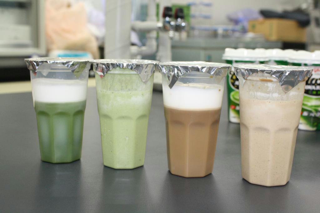カップの中で、ホイップクリームとコーヒーと抹茶のゼリーが２層に分かれているのがアワリッチの特徴だ