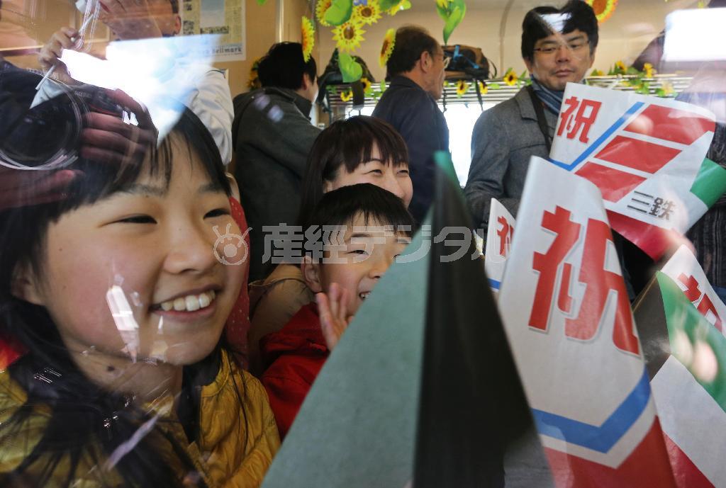 三陸鉄道南リアス線の盛（さかり）駅で笑顔で列車に乗る乗客＝２０１４年４月５日、岩手県大船渡市（宮崎裕士撮影）