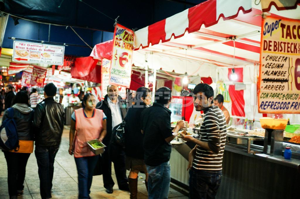 タコス屋台が軒を連ねる街角。味や値段、量などが屋台によって違うので、食べ比べをしてひいきの店を作るのも楽しい＝メキシコ・首都メキシコ市（緑川真実さん撮影）