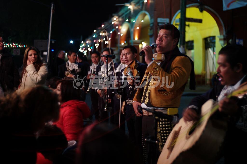 レストランなど人が集まる所で必ず演奏している、マリアッチと呼ばれるメキシコを代表する楽団。お揃いの衣装で演奏し、リクエストにも応えてくれる＝メキシコ・首都メキシコ市（緑川真実さん撮影）