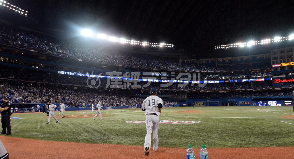 マウンドへ向かう田中将大（まさひろ）＝２０１４年４月４日、カナダ・トロントのロジャースセンター（川口良介撮影）
