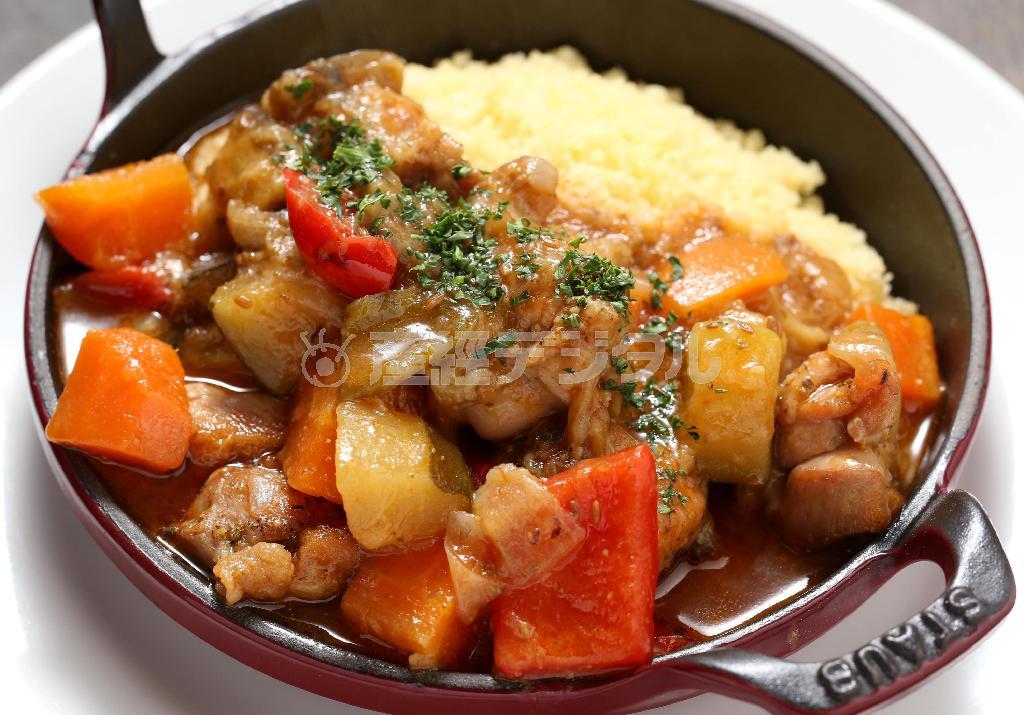 ディナーメニューの「若鶏のクスクス」（１６８０円）も人気の一品。クスクスにソースがしみこんで、滋味豊か