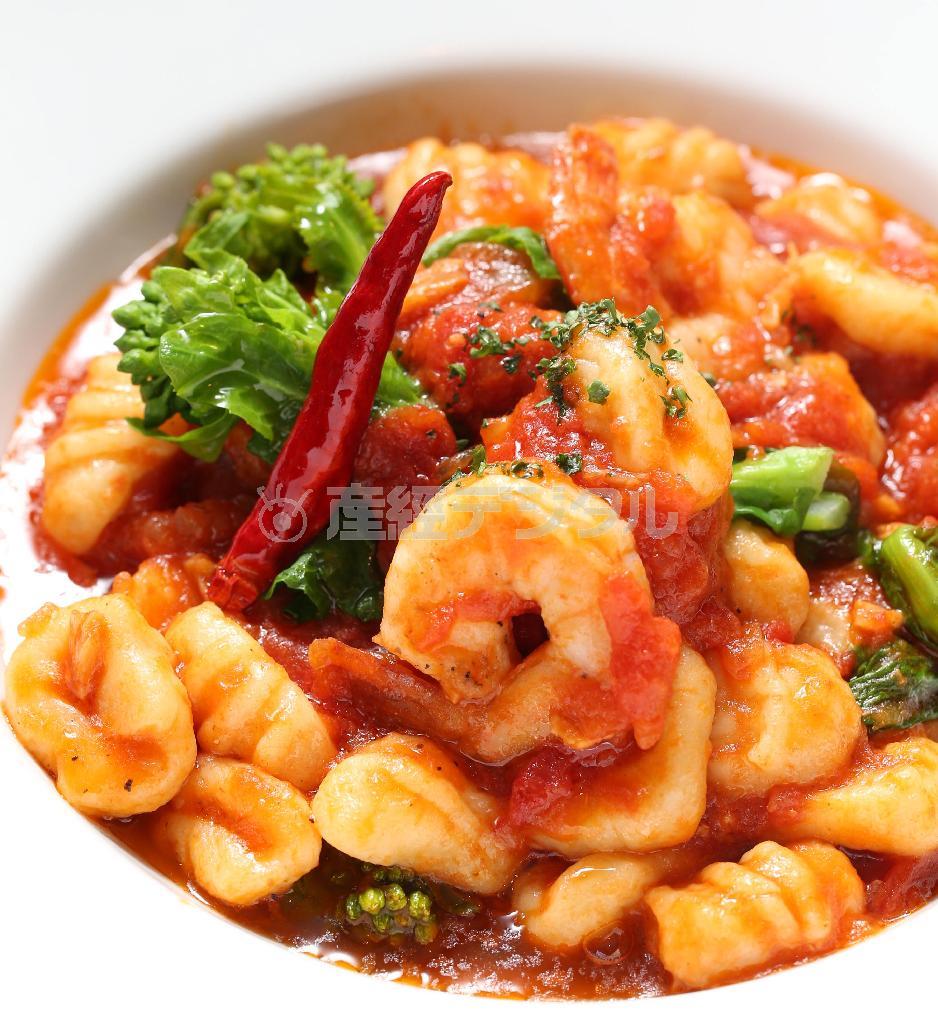 ディナーメニューの「エビと菜の花のニョッキ・トマトソース」（１５００円）。エビはぷりぷり、ニョッキはもちもち