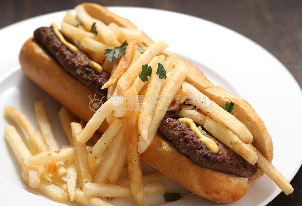 「牛ミンチとポテトフライのバゲットサンド」（９００円）。肉の存在感はもちろん、あふれるほどのポテトフライもすごい！＿噛みしめるとパンの香りが広がる