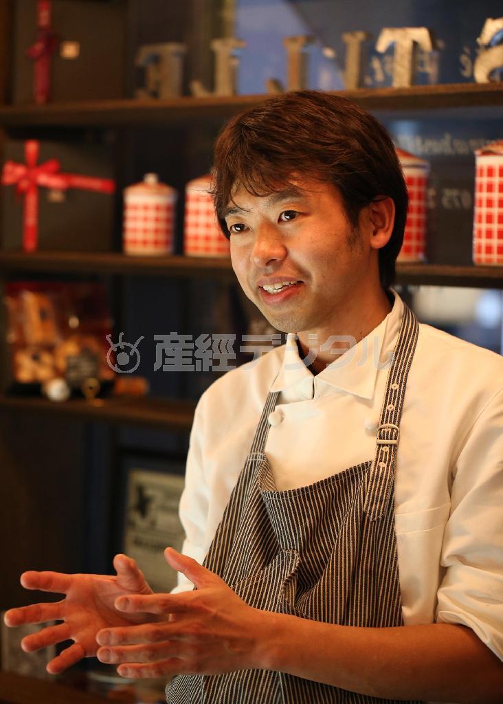 オーナーシェフの山本知（さとる）さん。優しげな雰囲気の“癒し系”だが、料理に対する情熱は熱い＝２０１４年３月２０日、京都市中京区（恵守乾撮影）