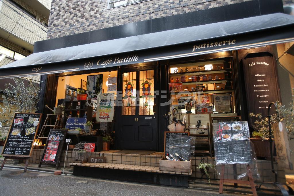 小粋なカフェの趣きが漂う「カフェ＿バスティーユ」。山本知（さとる）さんが好きなパリの街の名を店名したという＝２０１４年３月２０日、京都市中京区（恵守乾撮影）