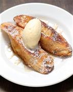 「特製フレンチトースト」（６９０円）。バゲットのカリッとした食感とメープルシロップの甘味の相性が抜群で、上に乗ったアイスクリームともよく合う