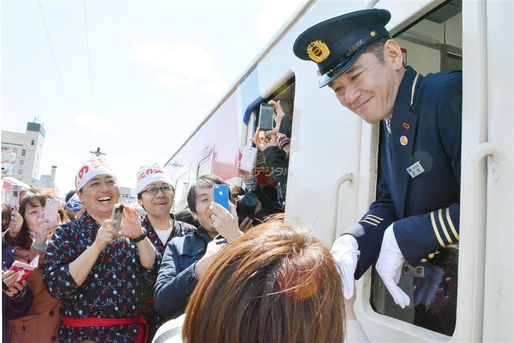 ＮＨＫの連続テレビドラマ「あまちゃん」で、三陸鉄道がモデルとなった北三陸鉄道の駅長役を演じた杉本哲太さんも駆けつけ、全線開通を祝った＝２０１４年４月６日、岩手県久慈市（高木克聡撮影）