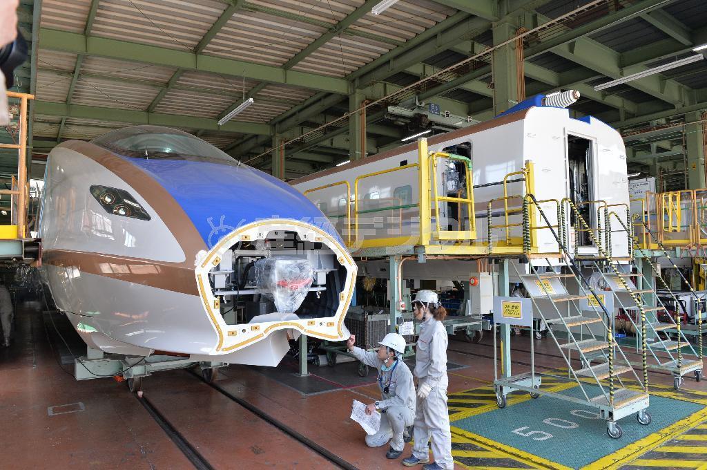 工場で製造中の北陸新幹線新型車両Ｗ７系＝７日午前、神戸市兵庫区の川崎重工業兵庫工場（頼光和弘撮影）