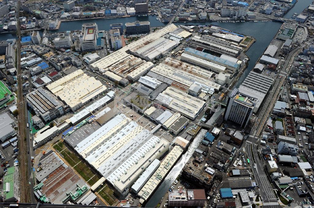 北陸新幹線用新型車両Ｗ７系を製造している川崎重工兵庫工場＝７日午前１１時１３分、神戸市兵庫区（本社ヘリから、大塚聡彦撮影）
